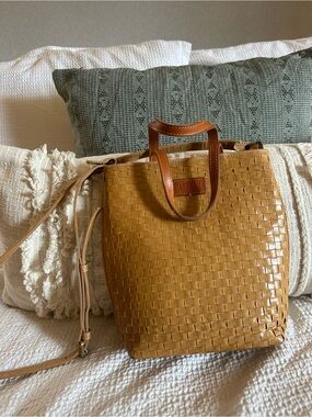 Uashmama - Woven Leather Shoulder Bag in Camel Brown